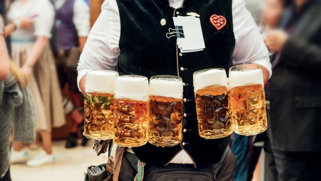 Prepare-se para viver a Oktoberfest: música, dança, salsichas e muita diversão!